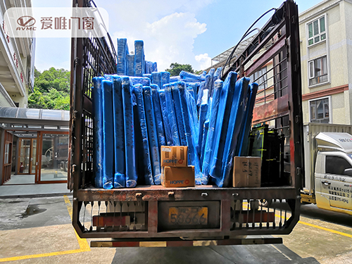 爱唯门窗产品装车图