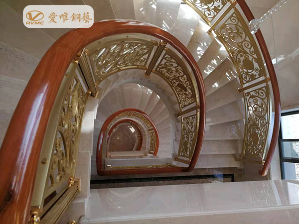 铜门楼梯