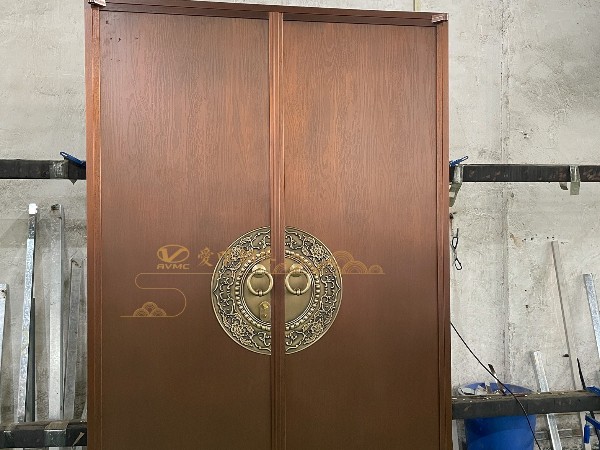 广东佛山铜门厂家爱唯铜艺——中式铜门整版木纹效果