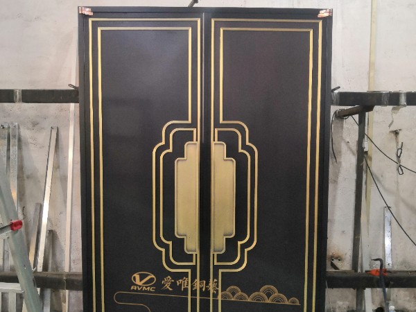佛山铜门厂家爱唯铜艺——新中式铜门车间调试
