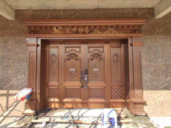在别墅里安装铜门有什么好处呢？